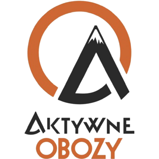Logo "Aktywne Obozy". Składa się z pomarańczowego, niepełnego okręgu, w który wkomponowany jest czarny kształt przypominający literę "A" lub namiot, z białym symbolem ośnieżonego szczytu góry na wierzchołku. Poniżej czarny napis "AKTYWNE" i pomarańczowy "OBOZY".